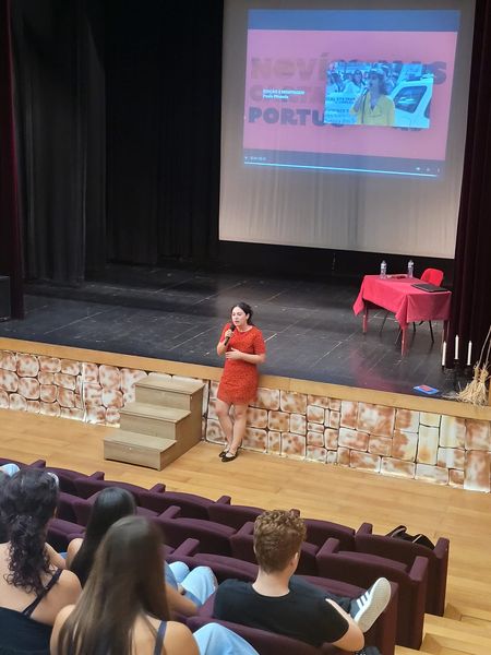 Conversa com os estudantes no auditório, com o documentário projetado no ecrã